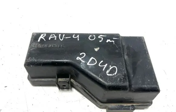 Toyota RAV 4 (XA20) Fuse box cover 8267242140