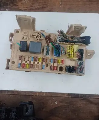Toyota Avensis T250 Fuse module 82641CA010F 2190364311 0305216253