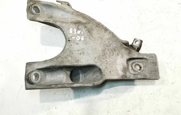 BMW 5 E60 E61 Engine mounting bracket 6770940