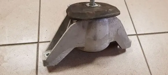 Engine mount bracket