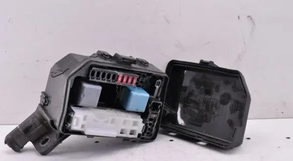 Toyota Yaris Fuse module 826620D140