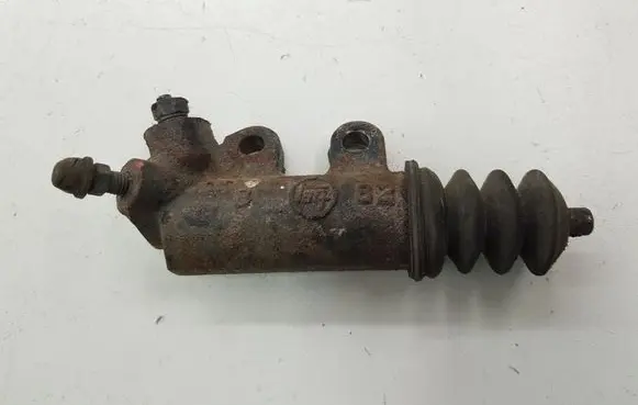 Toyota RAV 4 (XA30) Clutch slave cylinder 