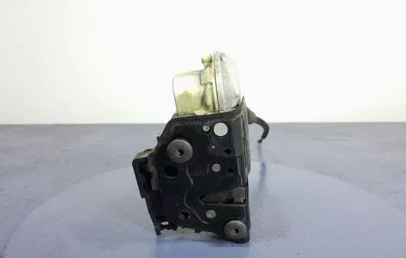 Volkswagen PASSAT B6 Front door lock 3C1837015A