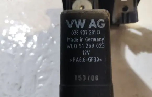 Volkswagen Golf IV Glow plug pre-heat relay 038907281D