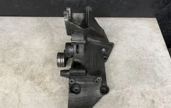 Opel Vivaro Generator/alternator bracket 8200183234