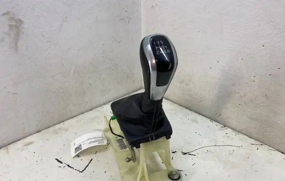 Volvo V40 Gear shifter/selector 31367579