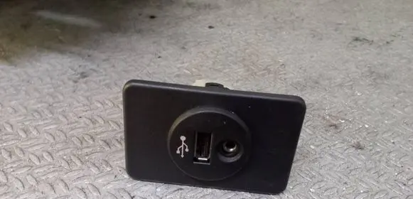 Nissan Note (E12) USB socket connector 684403VU1A