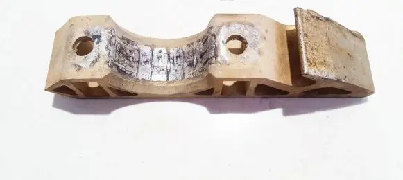 Volkswagen Touareg I Engine mounting bracket 7l0411063b