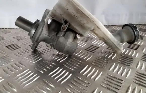 Nissan Juke I F15 Master brake cylinder