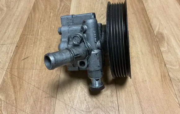Opel Insignia A Power steering pump 55563329