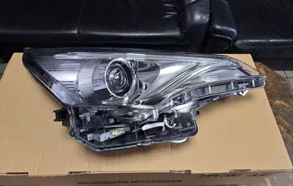 Toyota Avensis T270 Headlight/headlamp 8113005420