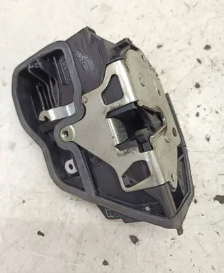 BMW X3 E83 Front door lock 7202144