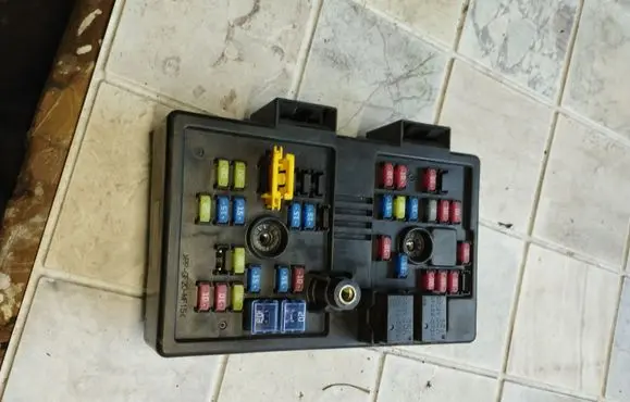 Chevrolet Captiva Fuse module 96821082