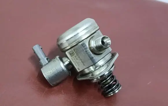 BMW X3 F25 Fuel injection high pressure pump 8604231 13518604231