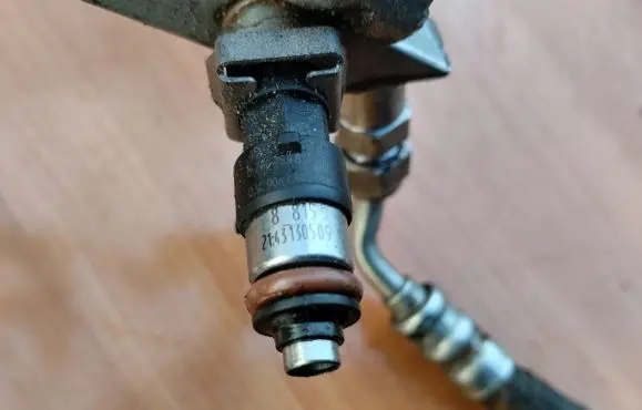 Volkswagen PASSAT B6 Fuel injector 03C906039