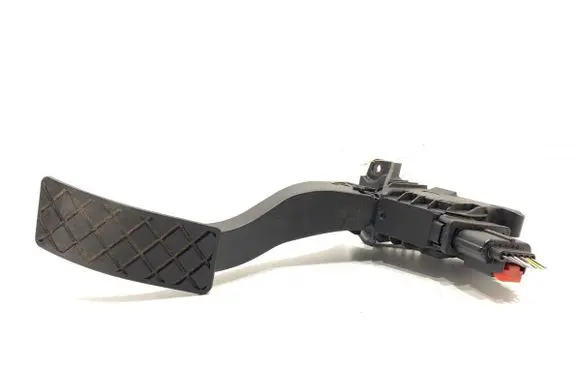 Accelerator throttle pedal