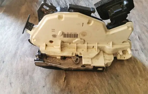 Volkswagen Sharan Front door lock 5K1837015E