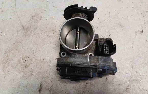 Audi A4 S4 B5 8D Throttle valve 058133063C