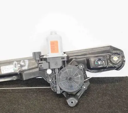 Ford Ecosport Rear window lifting mechanism without motor 