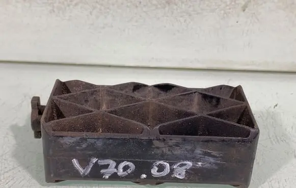 Volvo V70 Radiator mount bracket