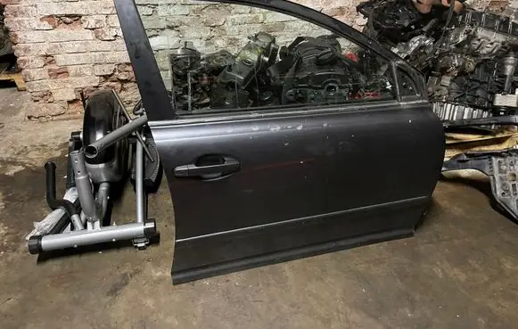 Toyota Avensis T250 Front door