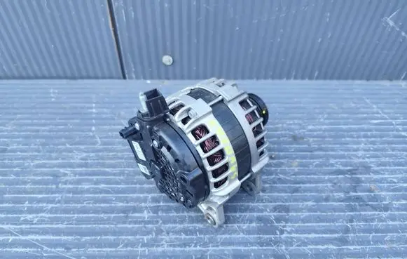 Dacia Sandero III Generator/alternator 231005607R