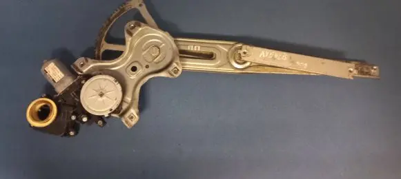 Toyota Avensis T270 Front door window regulator motor 8570102010