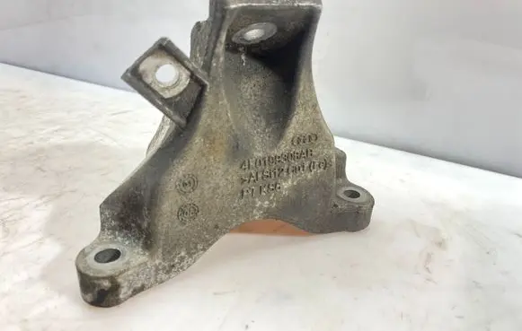 Engine mounting bracket