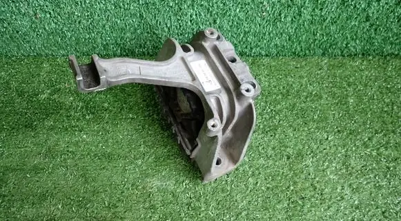 Volkswagen Touran III Engine mount bracket 5Q0199262BJ