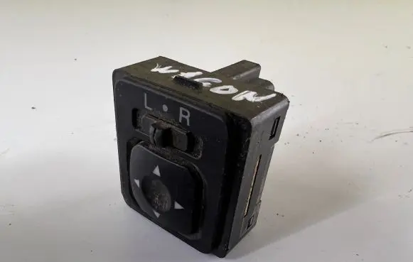 Mitsubishi Space Wagon Wing mirror switch C8NC09M MR190956