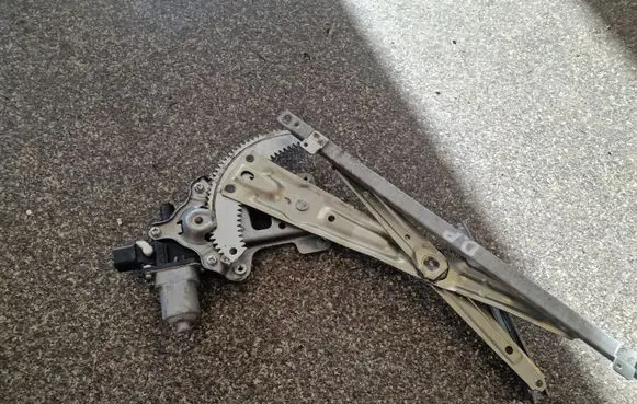 Peugeot 4007 Front door window regulator with motor