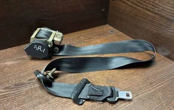 Opel Vivaro Rear seatbelt B507743 804889
