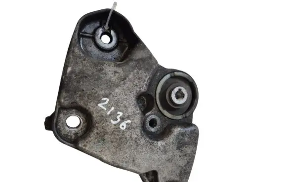 Opel Zafira B Engine mounting bracket 8200358662