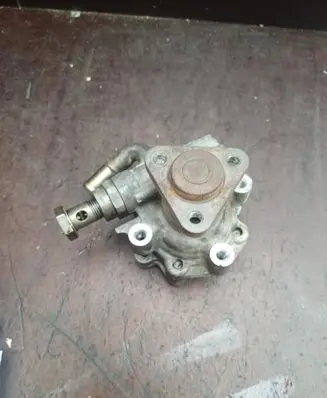 Volkswagen PASSAT B5 Power steering pump 8D0145156L