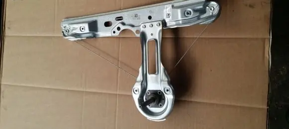 Rear door manual window regulator