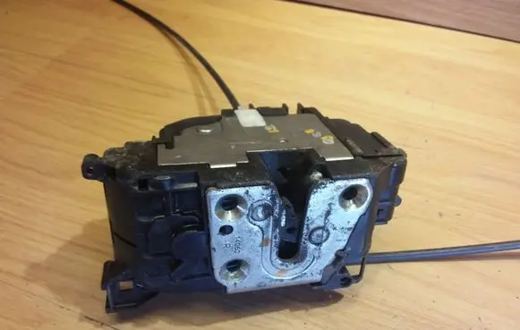 Renault Modus Front door lock 1406C