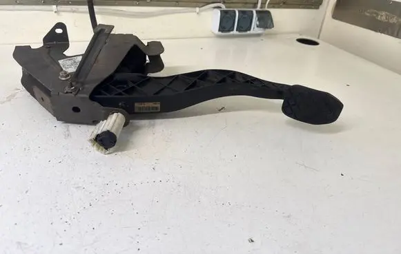 Volkswagen Transporter - Caravelle T5 Clutch pedal 7H1721059E 0139552