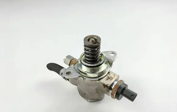 Volkswagen Polo V 6R Fuel injection high pressure pump 03C127026D