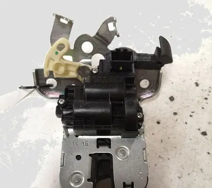 Skoda Fabia Mk3 (NJ) Tailgate/trunk/boot lock/catch/latch 8R0827505A