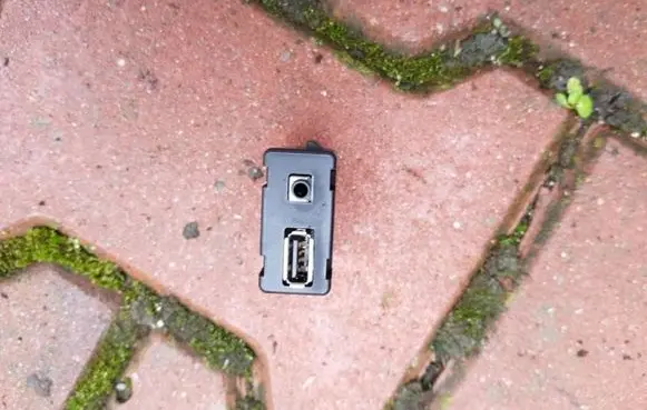 Opel Astra J USB socket connector 13360040