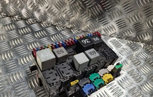 Volkswagen PASSAT B4 Fuse module 357937039