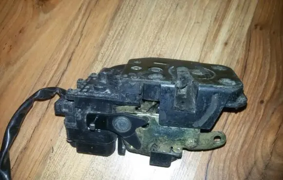 Mazda 626 Rear door lock 1528007041