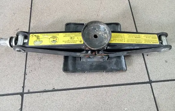 Mercedes-Benz A W168 Wheel nut wrench A1685830415