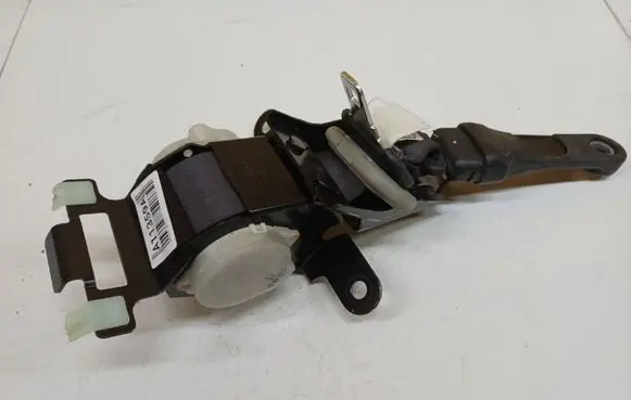 Honda FR-V Middle seatbelt (rear) 0436077