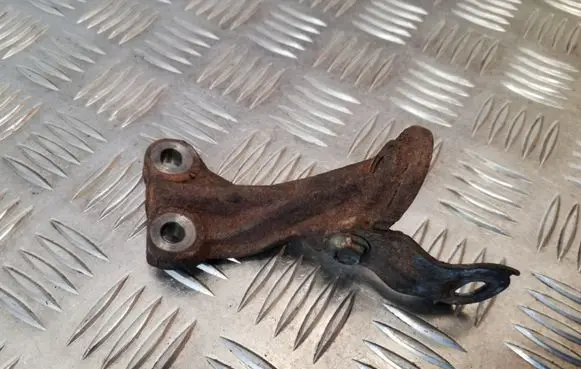 Toyota Land Cruiser (J120) Engine mounting bracket