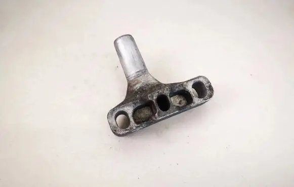 Volkswagen Golf V Engine mounting bracket