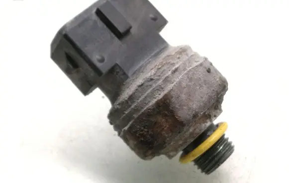 Volvo V70 Air conditioning (A/C) pressure sensor 30899051