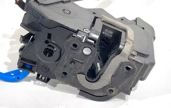 Peugeot 308 SW Front door lock 9835556980