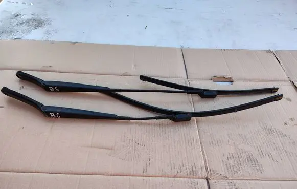 Front wiper blade arm