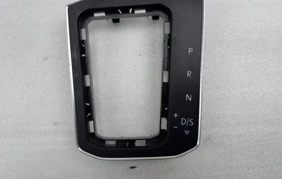 Volkswagen Tiguan Gear lever shifter trim leather/knob 5NC713203A 5NC713203